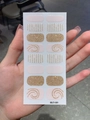 Nahaufnahme der hellrosa und goldfarbenen LT-051 Glitzer Herz DIY Nagelsticker Set - Hellrosa Pailletten-Stil (LT-051)