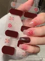 Dettaglio ravvicinato di adesivi per unghie ultra sottili rosso vino con cuori - Stile Cuore Stella Borgogna (PDD-209)