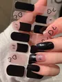 Dettaglio di adesivi per unghie rosa e neri con cuori e glitter argento sulla mano - Stile Cuore Glitter Rosa Nero (PDD-212)