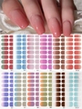Stickers à ongles dégradés roses montrés sur mains avec 12 options de couleurs - Style Dégradé (CSZH12-03)