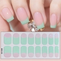 Makro-Detail von minzgrünen französischen Nagelaufklebern mit 14 Klebespitzen auf einem Blatt - Minzgrüner Colorblock-Stil (CS-125)