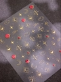 Makro-Detail goldener Nageltattoos mit Mond- und Sternenmotiven im geprägten Design - Sternenhimmel Himmlischer Stil (LT-863) / Ohne Umverpackung