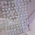 Weiße gotische Buchstaben Nagelaufkleber mit Herzmustern auf Stein für DIY Nagelkunst - Weiß