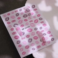 Details von roten Lippen-Nagelstickern mit Leopard-Muster und KISS-Design auf Nägeln - KISS Schriftzug Lippenabdruck Stil (SW-CS200)