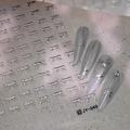 Silberne Schleifen-Nagelaufkleber JY-049 mit 3D-Metalleffekt auf matten grauen Nägeln - Silberner Metallic-Schleifenstil (JY-049)