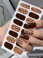 Detalle de pegatinas para uñas con estampado de leopardo y marrón sólido en la mano - Estilo Leopardo Marrón Oscuro (LT-184)