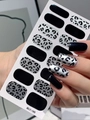 Detalle de pegatinas de uñas con motivos de leopardo y cebra LT-185 en uñas naturales - Estilo Leopardo Negro Base Plata (LT-185)