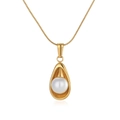 Minimalistische goldene Tropfen-Halskette mit Perle an einer eleganten Schlangenkette - Anhänger mit Kette