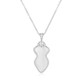 Detalle macro del collar de plata con opalo blanco y piedras de circonita brillantes - Tono Plata Cerámica Blanca