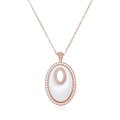 Dettaglio del ciondolo ovale oro rosa con pavé di zirconi e inserto bianco su catena fine - Oro Rosa Ceramica Bianca