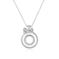 Detalle del colgante de lazo con anillos de cerámica blanca y circonitas brillantes - Tono Plata Cerámica Blanca