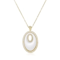 Dettaglio del ciondolo ovale dorato con inserto bianco e pietre di zircone scintillanti - Oro Bianco Ceramica