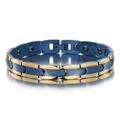 Detail eines Magnettherapie-Armbands mit mattblauen Gliedern und Goldkanten - Blaugold
