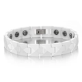 Nahaufnahme weißer Keramikglieder mit Magnetsteinen und Metallverschluss am Armband - Weiß
