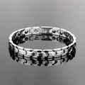 Bracelet magnétique en acier inoxydable poli pour homme sur une surface noire réfléchissante - Style Femme