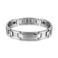 Detalle de pulsera magnética de acero inoxidable con acabado cepillado y grabado - Estilo de Hombre