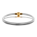 Primer plano detallado de la pulsera de serpiente bicolor en acero inoxidable con cierre dorado - Cadena de Acero y Cierre Dorado