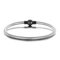 Detalle de pulsera de cadena de serpiente plateada con cierre magnético de esfera negra pulida - Cadena de Acero y Cierre Negro