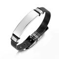 Dettaglio di un bracciale a maglia nera regolabile con piastra in metallo argento lucido - Piastra ID Argento + Cinturino in Maglia Nero