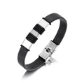 Detalle de una pulsera de cuero negro con detalles en acero inoxidable y cierre seguro - Color Acero