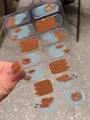 Detailansicht der blau-karamellfarbenen Nagelaufkleber mit Goldfolie auf den Nägeln - Nebelblau Karamell Verlauf Goldfolie Stil (PDD237) / Einzelblätter