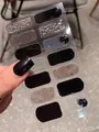Detailaufnahme von Marmor- und schwarzen Nagelstickern auf Hand mit Glanzeffekt - Unverpacktes Blatt (PDD235)