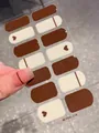 Details von minimalistischen dunkelbraunen Nagelstickern mit Herz und Streifen - Einzelblätter