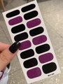 Makroaufnahme von 14 lila Glitzer und glänzenden schwarzen Nagellack-Aufklebern - Lila Glitzer und Schwarz (LT-004)
