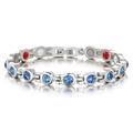 Dettaglio macro del bracciale magnetico in acciaio con cristalli blu e inserti energetici - Acciaio Argentato Con Zircone Blu
