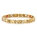 Elegantes goldenes Edelstahl Magnetarmband mit Wellenmuster auf weißem Hintergrund - Gold Stil