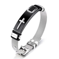 Dettaglio del bracciale in maglia di acciaio al titanio con placca nera e croce d'argento - Nero e Color Acciaio