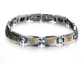 Detalle de pulsera de acero inoxidable con mantra dorado y piedras magnéticas funcionales - Estilo de Mujer