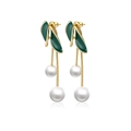 Elegante goldene Ohrhänger mit grünen Emaille-Blättern und weißen Perlen auf weißem Grund - Grüner Blatt Hänger Stil (款2)