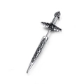Orecchino a perno a pugnale in argento gotico con nodi celtici e pietra nera su bianco - Stile Spada a Croce Argento Antico