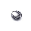 Boucle d'oreille vintage en argent oxydé avec gaufrage floral baroque orné - Motif Vintage