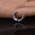 Orecchini a cerchio in acciaio inox nero con motivo a croce in rilievo per uno stile vintage - Argento Antico