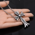 Collier avec pendentif croix gothique punk en acier inoxydable avec chaîne vénitienne - Pendentif croix