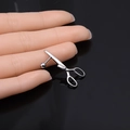 Makroaufnahme von silbernem Vintage-Scherenohrstecker mit Kugel-Schraubverschluss aus Stahl - Silber Stil