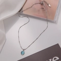 Collier en argent à perles avec un pendentif ovale en œil de chat bleu sur de la soie - Acier
