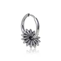 Orecchino a cerchio in argento con ciondolo a fiore 3D a forma di girasole su sfondo bianco - Argento (Orecchino Solo Senza Coppia)