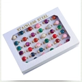 Set di 36 anelli in acciaio inossidabile dorato con pietre occhio di gatto colorate - Dimensioni Miste 17-20 / Colori Assortiti (In Scatola)