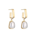 Orecchini geometrici a U in oro con ciondolo a forma di ciottolo bianco traslucido - Bianco