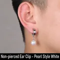 Dettaglio di un orecchino a clip con perla bianca per lobi non forati in finitura argento - Stile senza buco / Clip Perla Artificiale (Bianco)