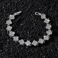 Bracciale a catena con fiori in argento e cristalli bianchi su sfondo di pietre nere - 21cm / Argento