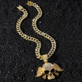 Collar hip hop dorado con colgante de calavera alada sobre fondo de piedras negras - Calavera con Alas con Cadena de 50cm Estilo 5525 / Dorado