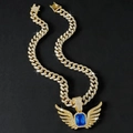 Dettaglio macro del ciondolo ad ala hip hop con gemma blu e catena cubana dorata - Colore Oro (Ali di Strass Blu) - Con Catena