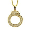 Collar con colgante de esposas hip hop en acabado dorado con cristales brillantes - Dorado