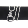 Gothic Totenkopf-Hand-Anhänger mit Box-Kette in Vintage-Silber auf Display - Silber