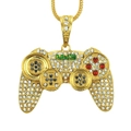 Dettaglio macro del ciondolo controller di gioco dorato con strass e logo MW3 - Oro