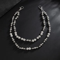 Dettaglio catena per pantaloni a doppio strato con perle argentate e chiusure a moschettone - Argento con Perle